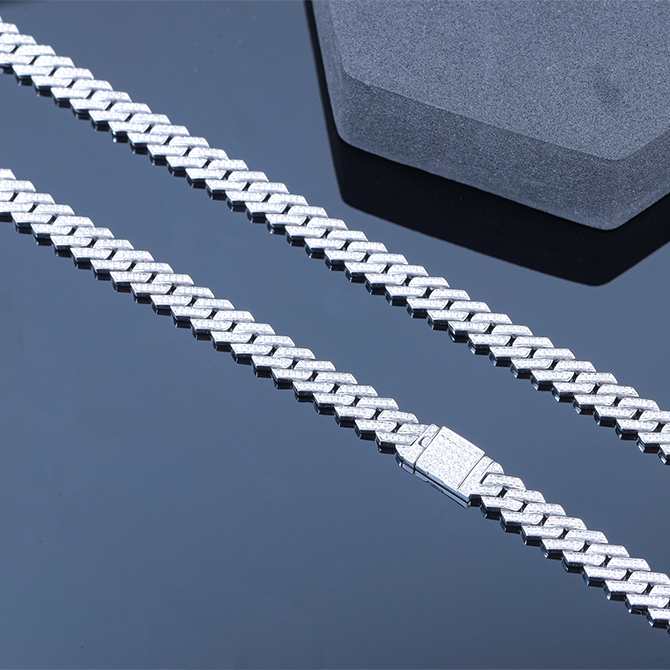 NECKLACES & CHAINS