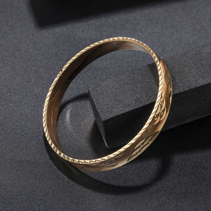 18K Gold Bangle G10423