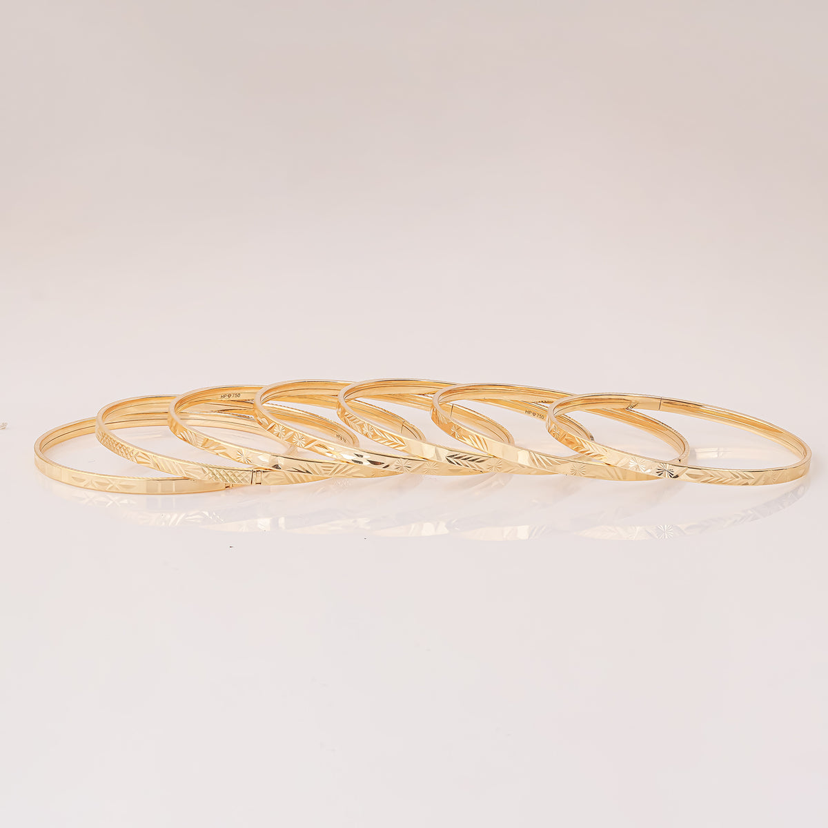 18K Gold Bangle G10431